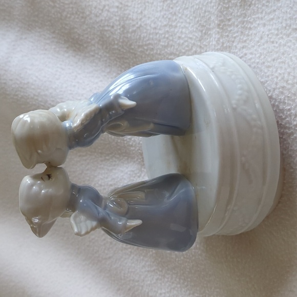 Musical angel figurine. Porcelain angel music box plays Silent Night. - Picture 1 of 6